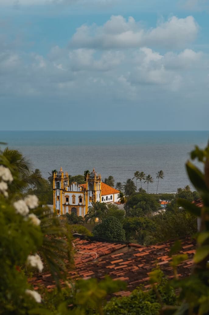 Vista de cidade histórica com mar ao fundo